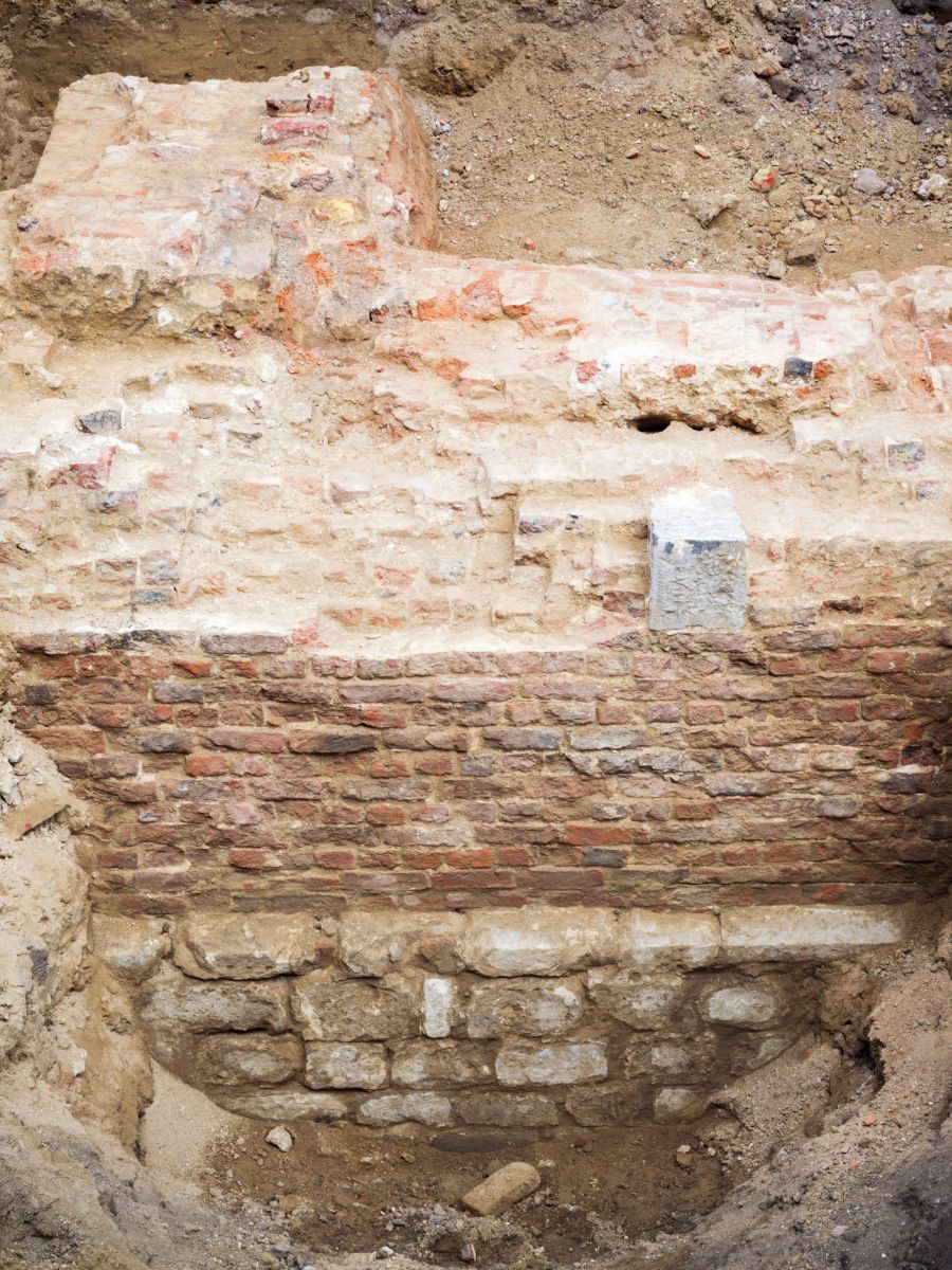 De resten van de hoofdmuur van de citadel en van bastion Fernando zijn tot vijf meter diep bewaard gebleven. Hun façades zijn bovenaan bekleed in baksteen en onderaan in natuursteen. Foto: Karin Borghouts