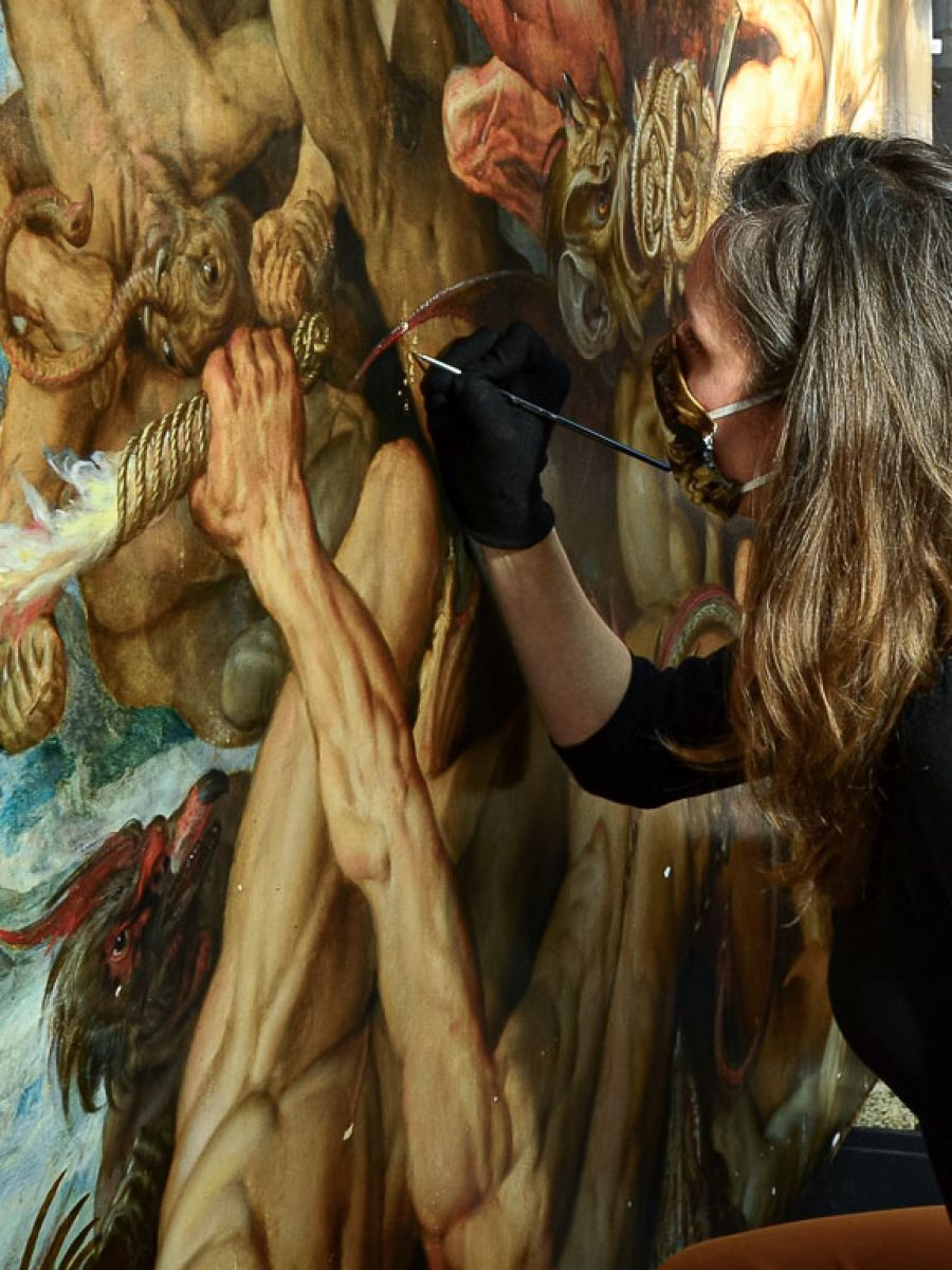 Claire Toussat and Eva van Zuien during the conservation process.